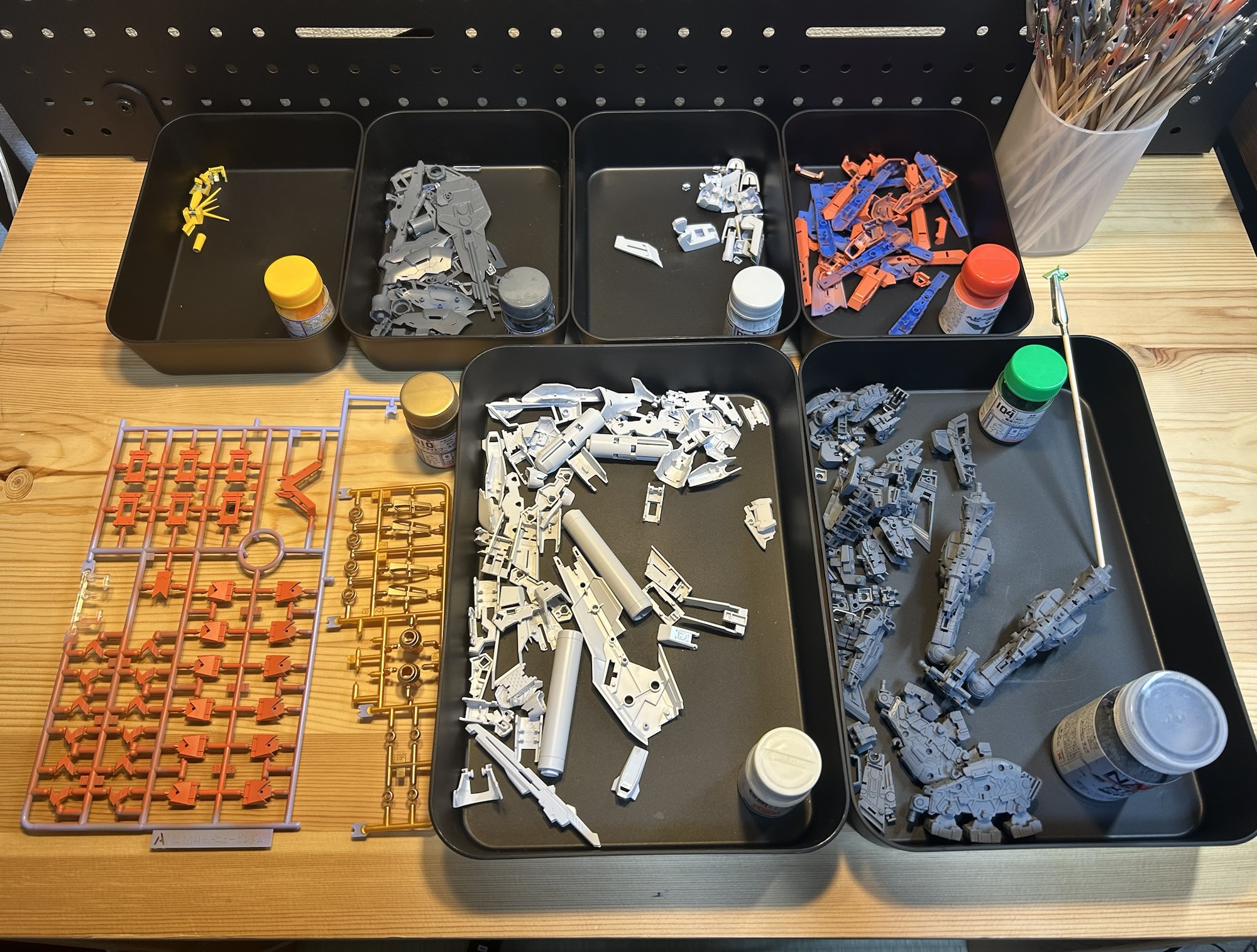 RG Hi-νガンダムのパーツを色ごとにトレーへ分けた塗装準備