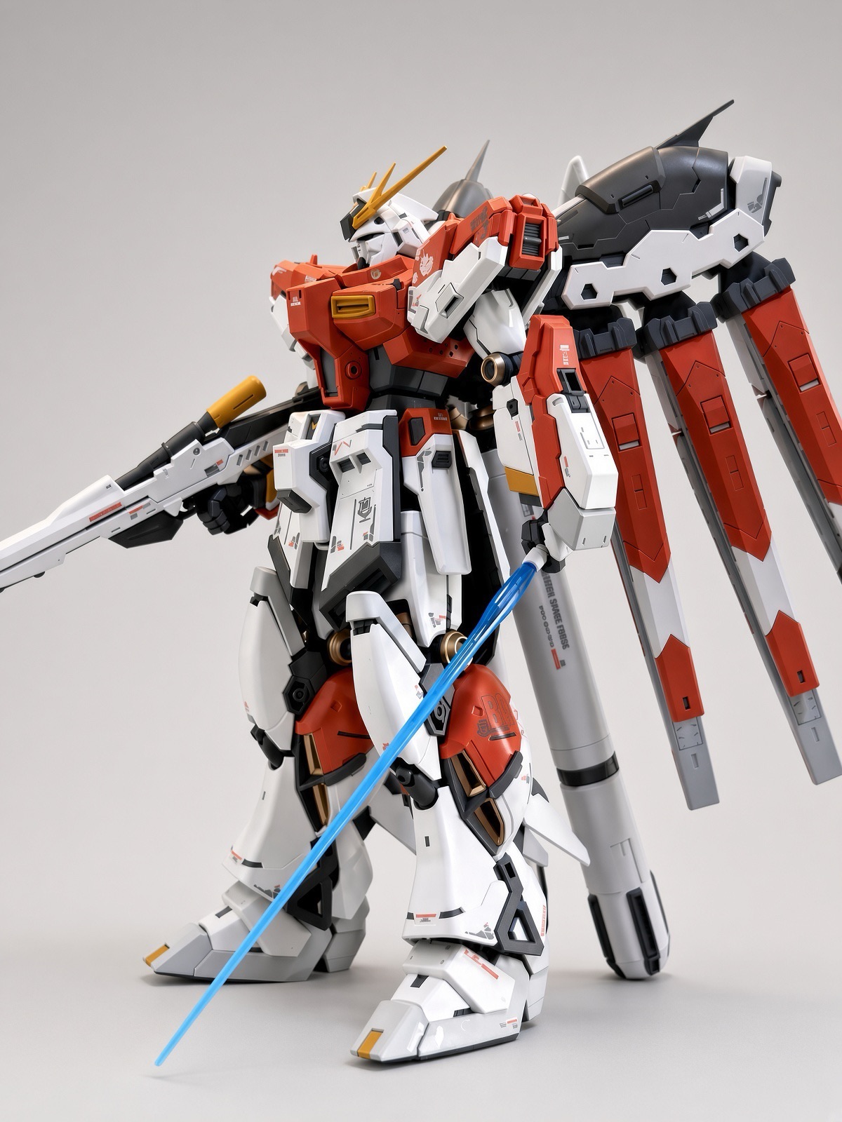ホワイトとオレンジで全塗装したRG Hi-νガンダム