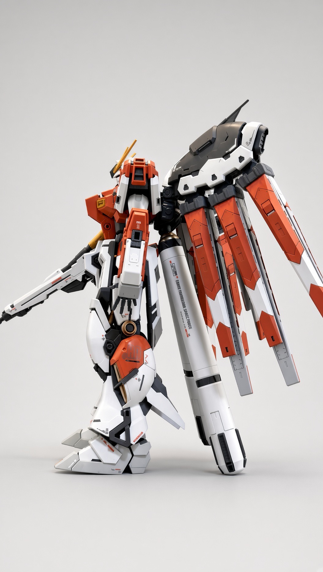 大型シールドとフィン・ファンネルが見えるRG Hi-νガンダムの側面