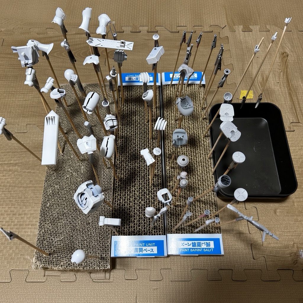 サーフェイサーを吹いたHGUC ヅダのパーツを持ち手に取り付けた状態