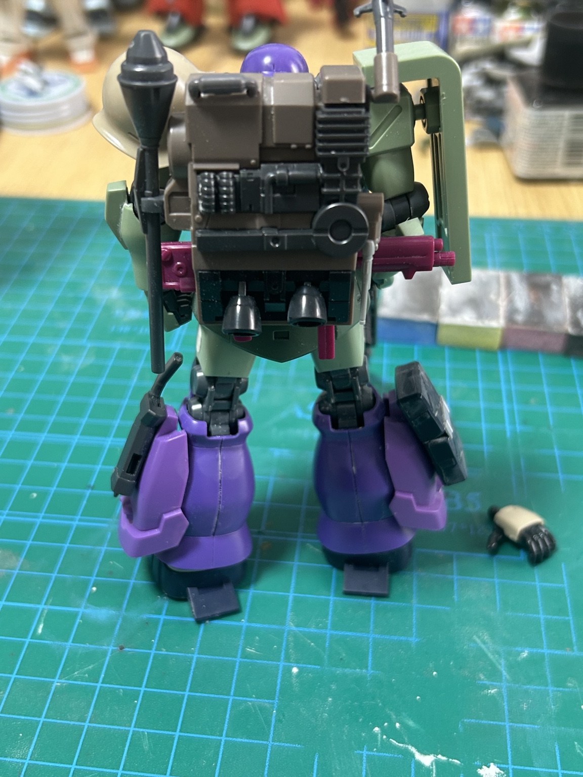 HGUC ザクF2とザクスナイパータイプをミキシングした仮組みの背面