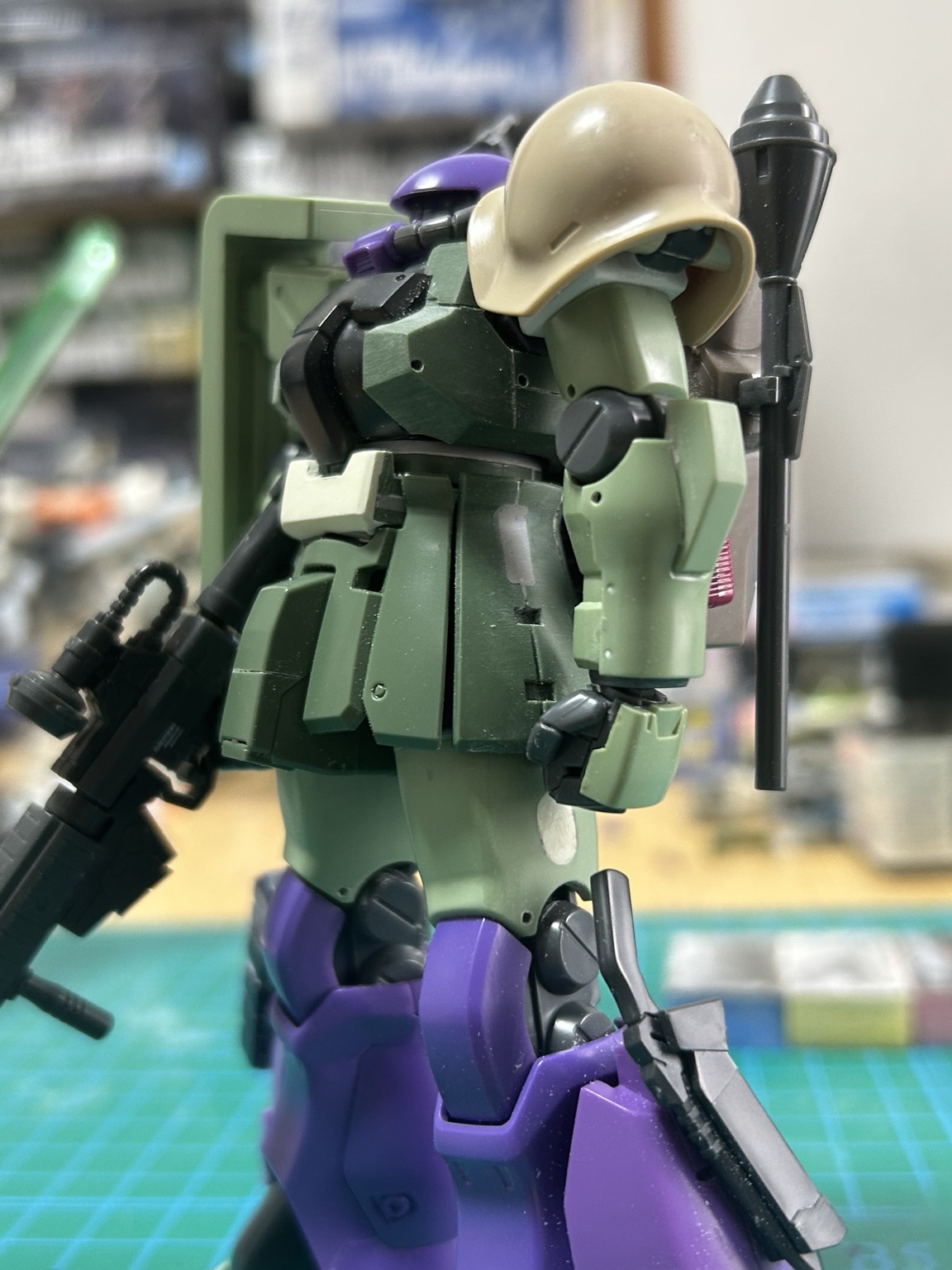 HGUC ザクF2とザクスナイパータイプをミキシングした仮組みの側面
