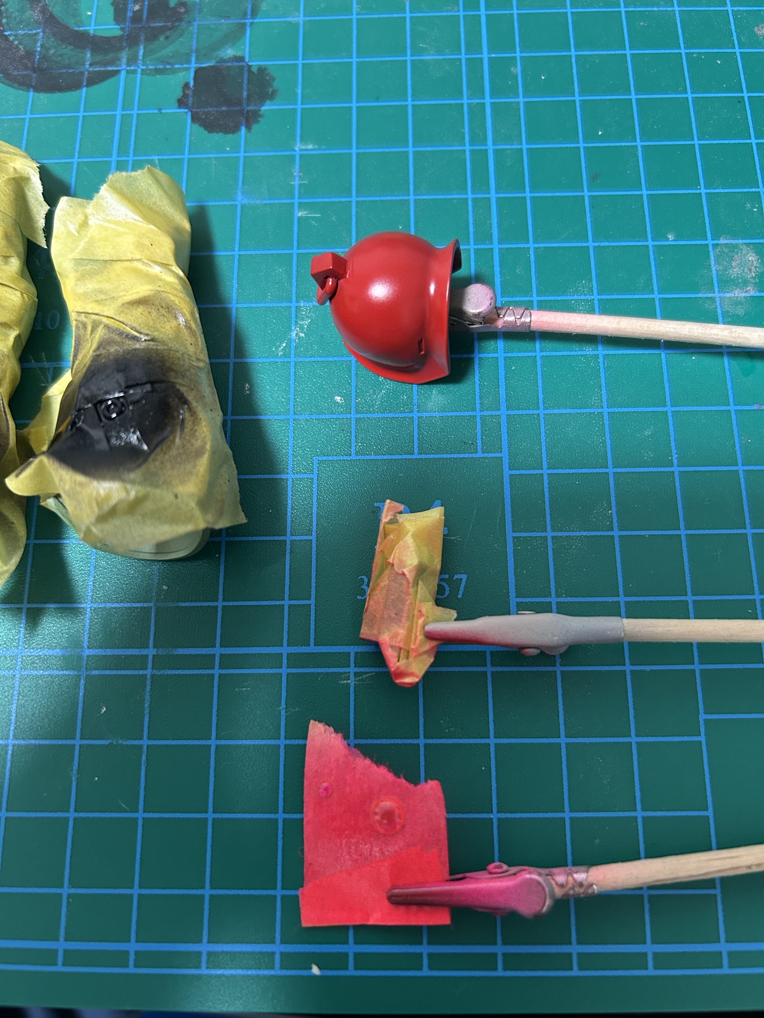 ザクF2スナイパーカスタムの肩部などを蛍光ピンクで塗装しているパーツ