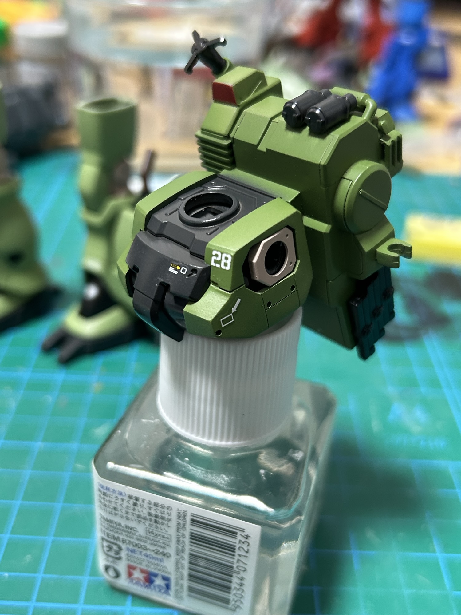 機体番号28などの水転写デカールを貼ったザクF2スナイパーカスタムの胴体