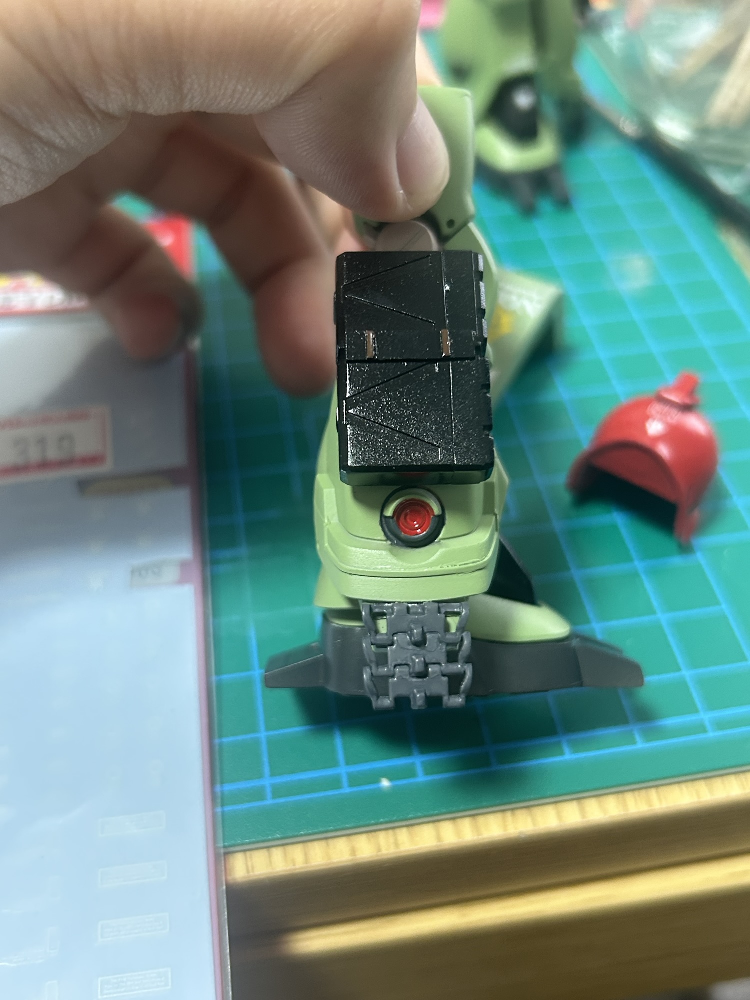 ジャーマングレイとレッドで塗り分けたザクF2スナイパーカスタムの脚部バーニア