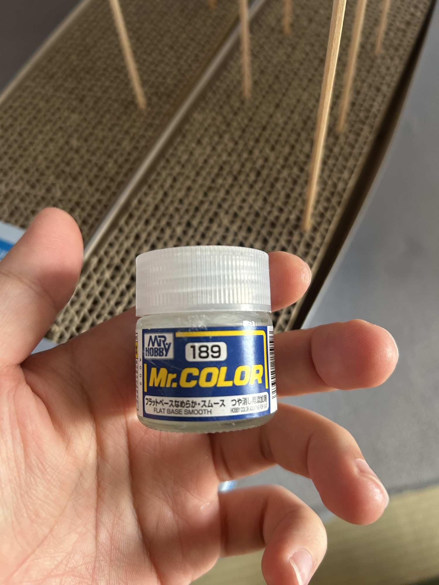 仕上げ塗装に使用したMr.カラー C189 フラットベース なめらか・スムースのボトル