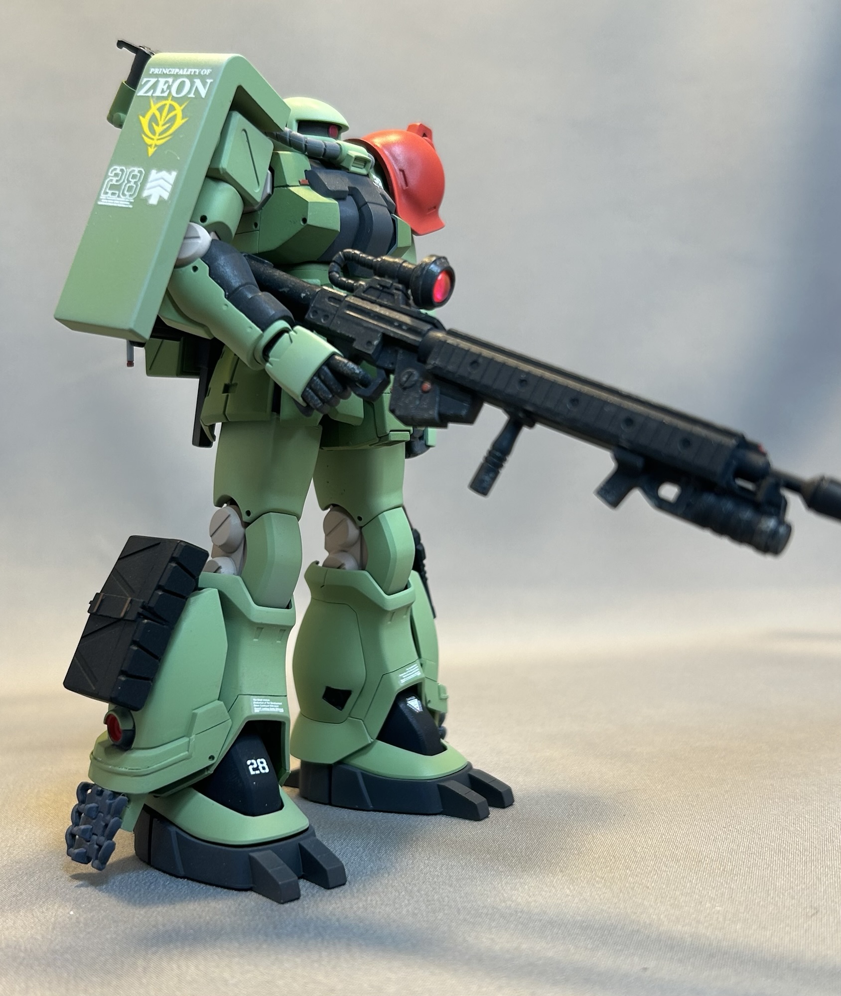 完成したHGUC ザクF2 スナイパーカスタムを斜め前から見た全身。ロングライフルと赤肩