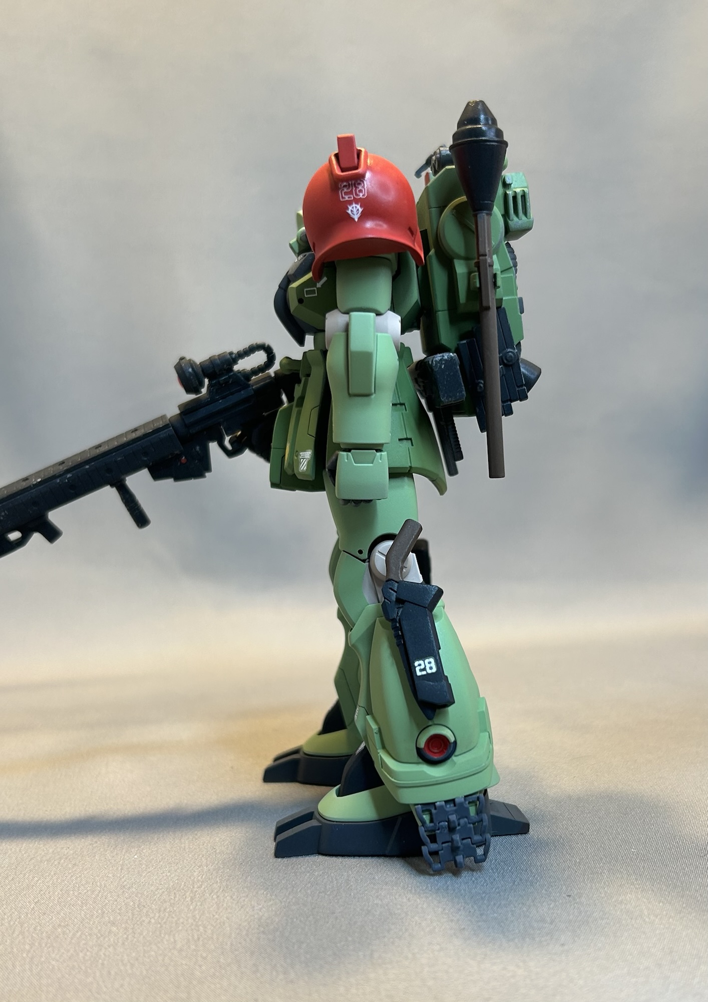 HGUC ザクF2 スナイパーカスタムの完成側面。ロングライフルとバックパック