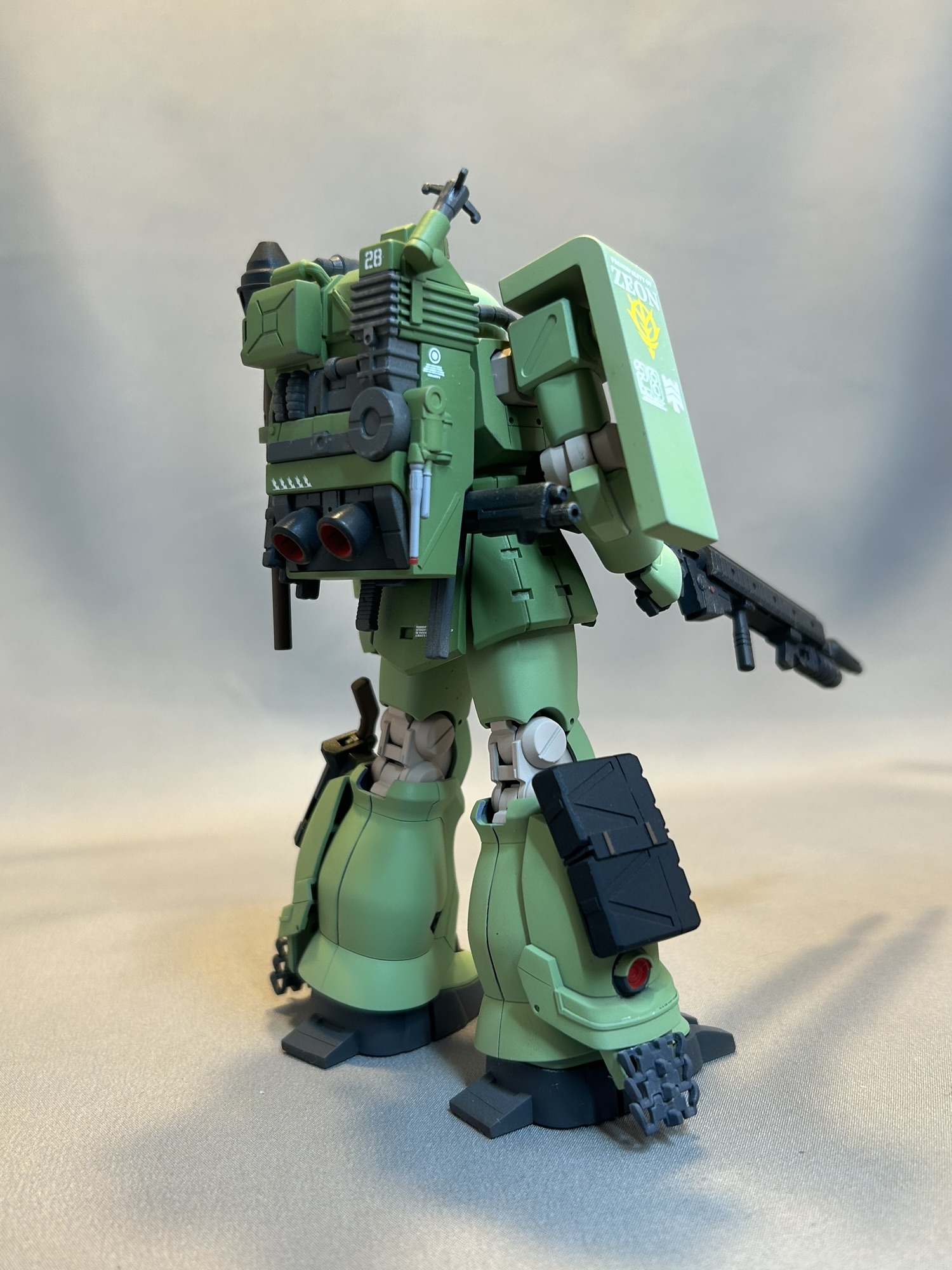ザクF2 スナイパーカスタムの斜め後ろ。バックパックと脚部装備