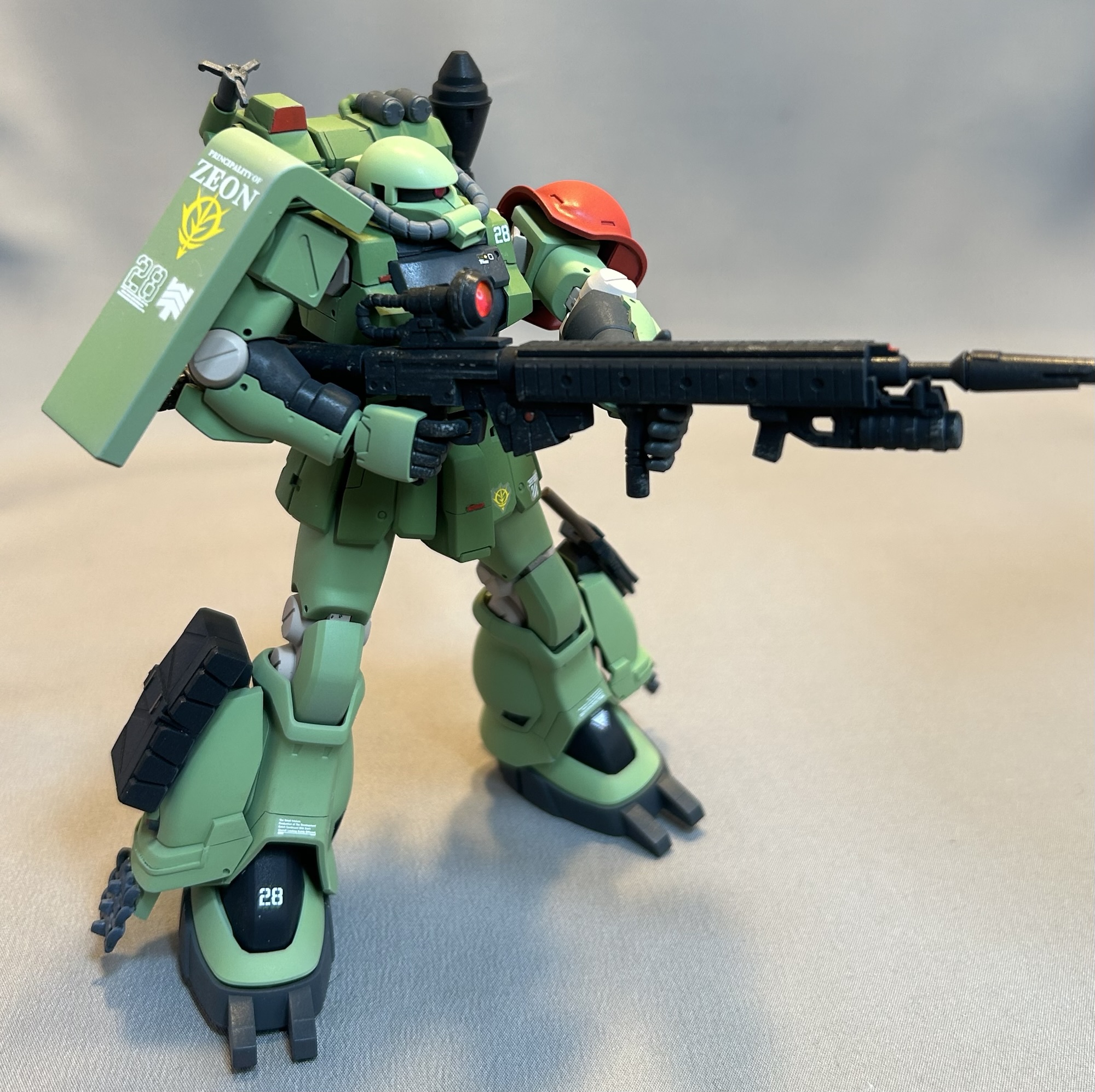 ロングライフルを構えたHGUC ザクF2 スナイパーカスタムの完成写真