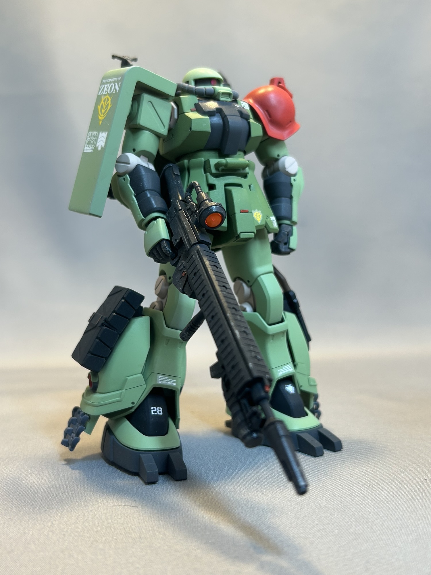 全塗装で完成したHGUC ザクF2 スナイパーカスタムの斜め前。赤肩とロングライフル
