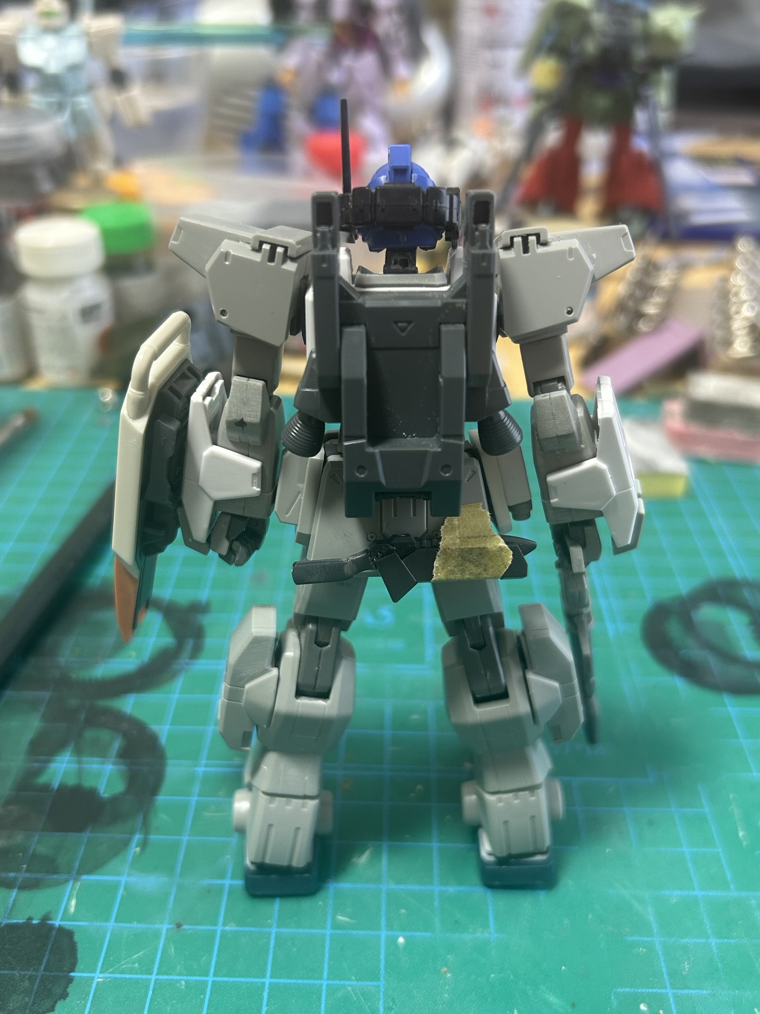 ガンダムEz8のバックパックと足まわりを使用したEz-SRの仮組み背面