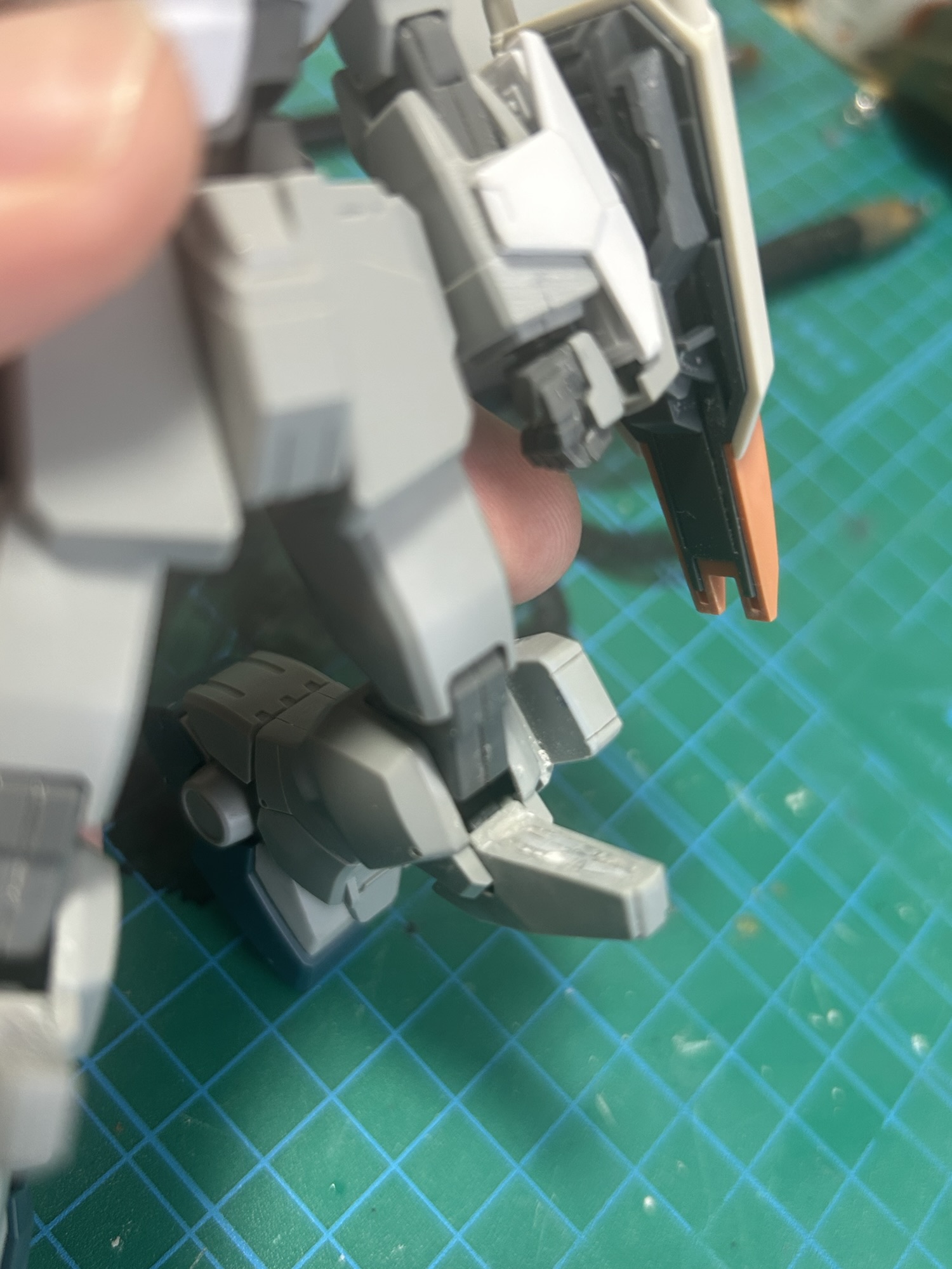 Ez-SRのビームサーベルラックと脚部周辺の工作途中アップ